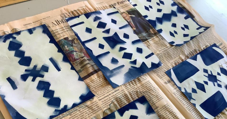 Cyanotypie-Bilder trocknen auf Zeitungen