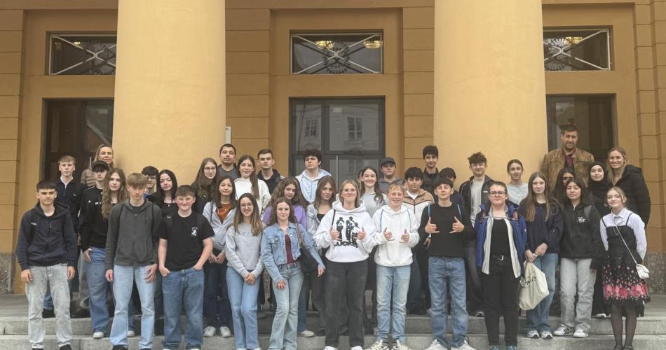 Gruppenbild vor dem Theater