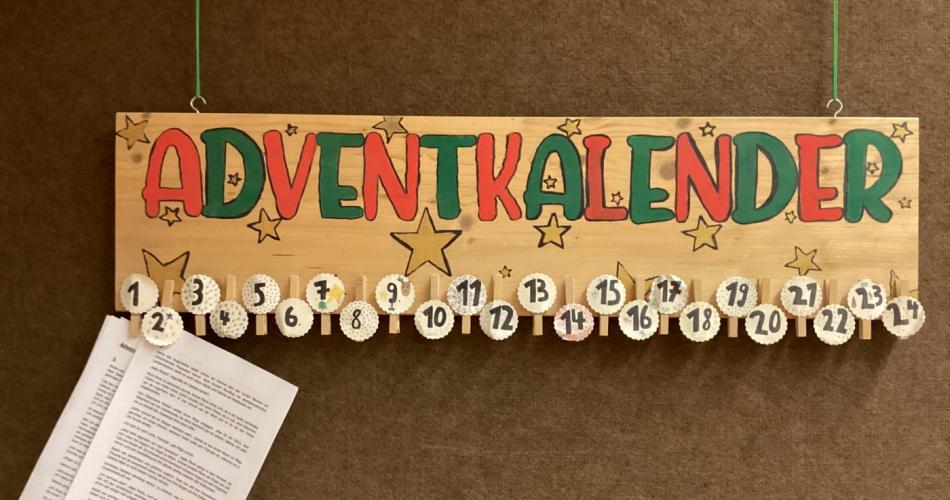 Adventkalender an der Wand