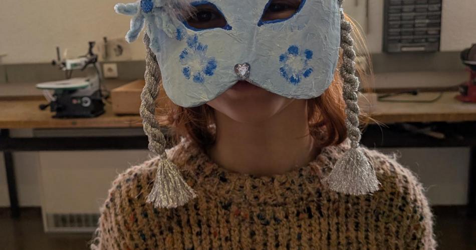 Linda mit ihrer Faschingsmaske