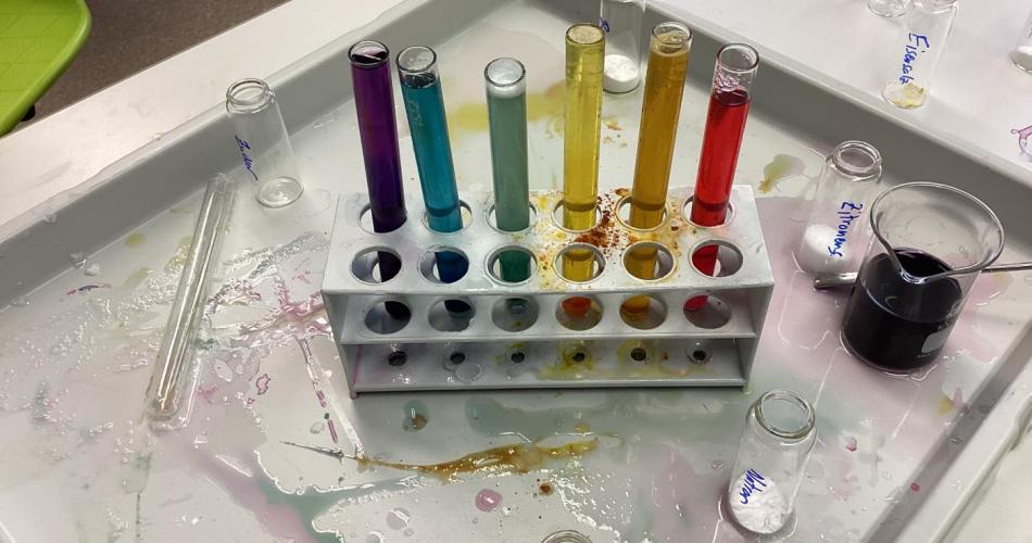 Reagenzgläser mit allen Farben des Regenbogens