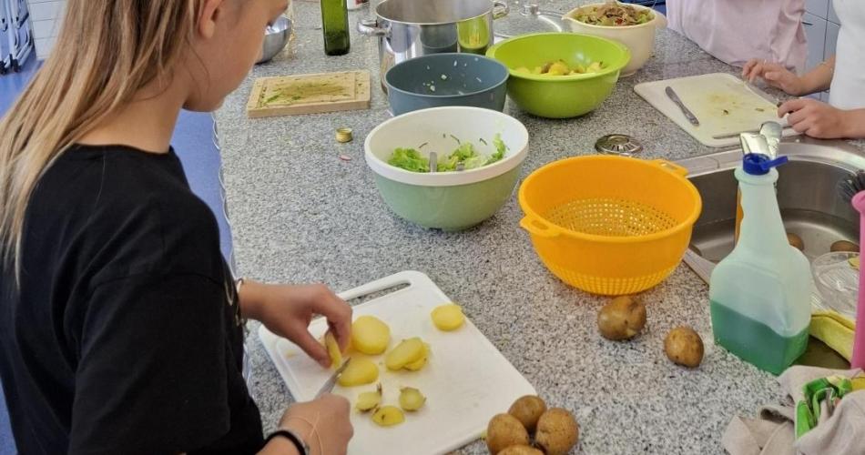 Schüler:innen beim Kochen in der Schulküche