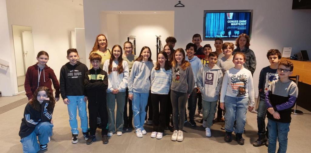 Klasse 2a im Foyer der Kammerspiele Klasse 2a im Foyer der Kammerspiele