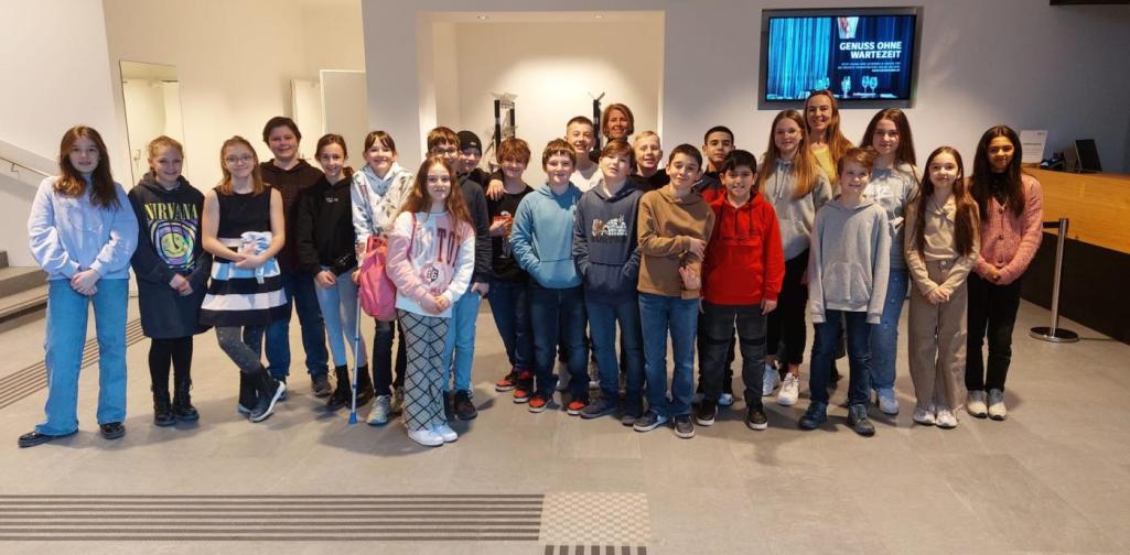 Klasse 2b im Foyer der Kammerspiele Klasse 2b im Foyer der Kammerspiele